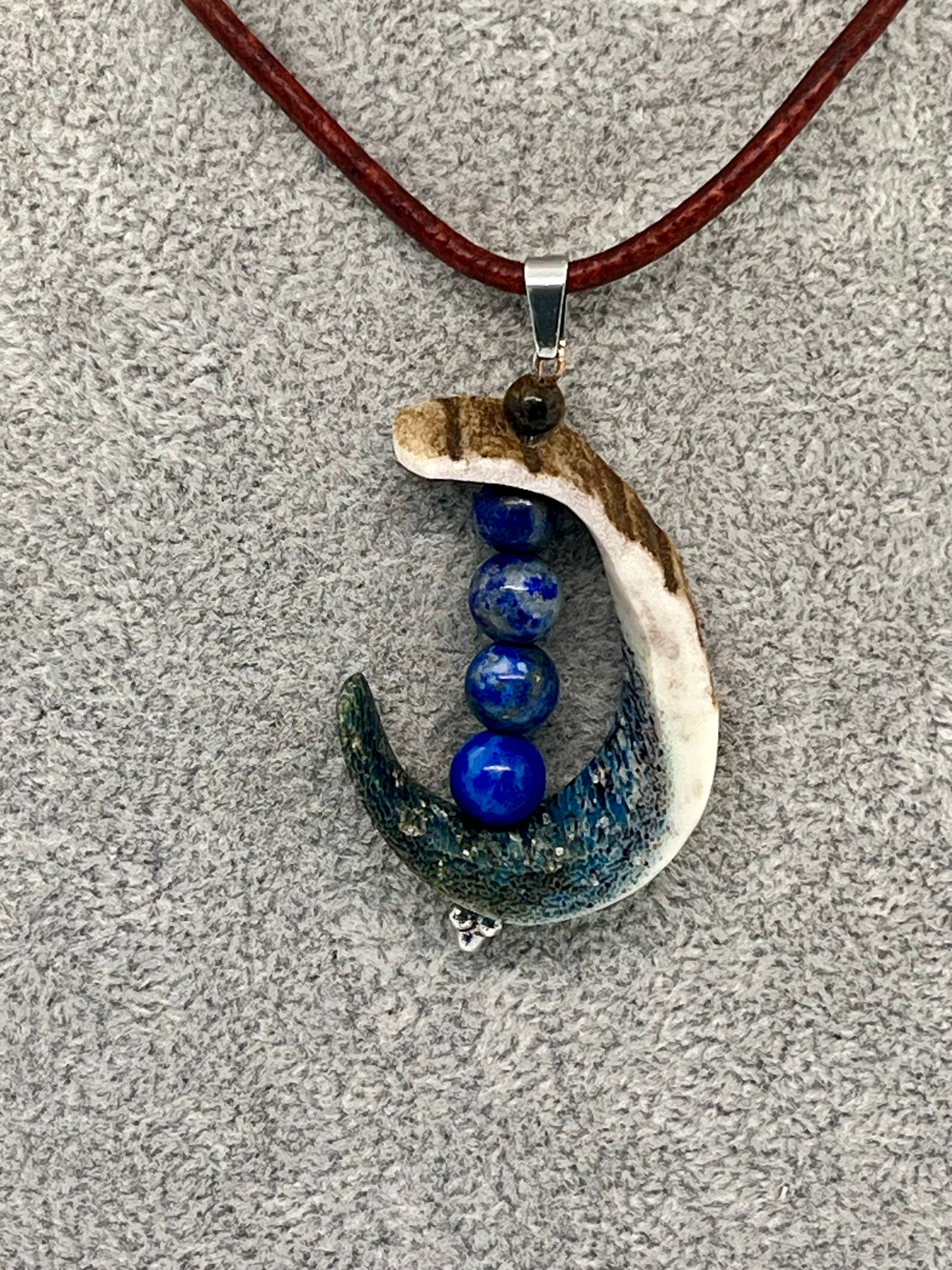 Anhänger aus blauem Hirschhorn mit Lapislazuli Perlen und Tigerauge