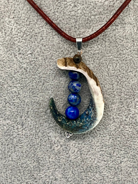Anhänger aus blauem Hirschhorn mit Lapislazuli Perlen und Tigerauge