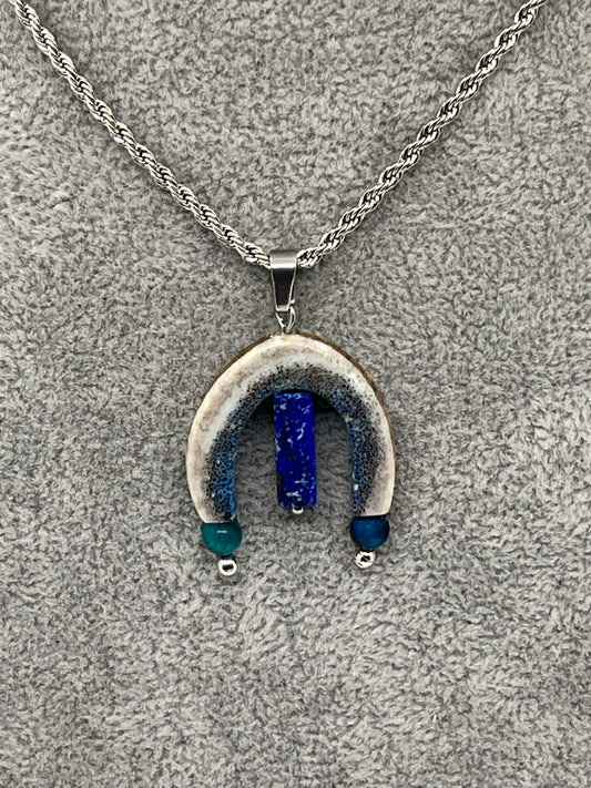Anhänger aus Hirschhorn, Lapislazuli Steg und blauen Tigeraugen