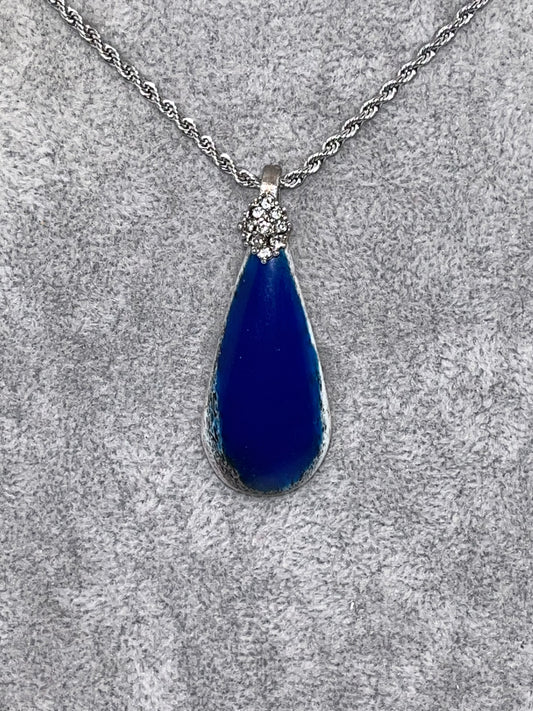 Anhänger aus Hirschhorn mit blauem Epoxidharz