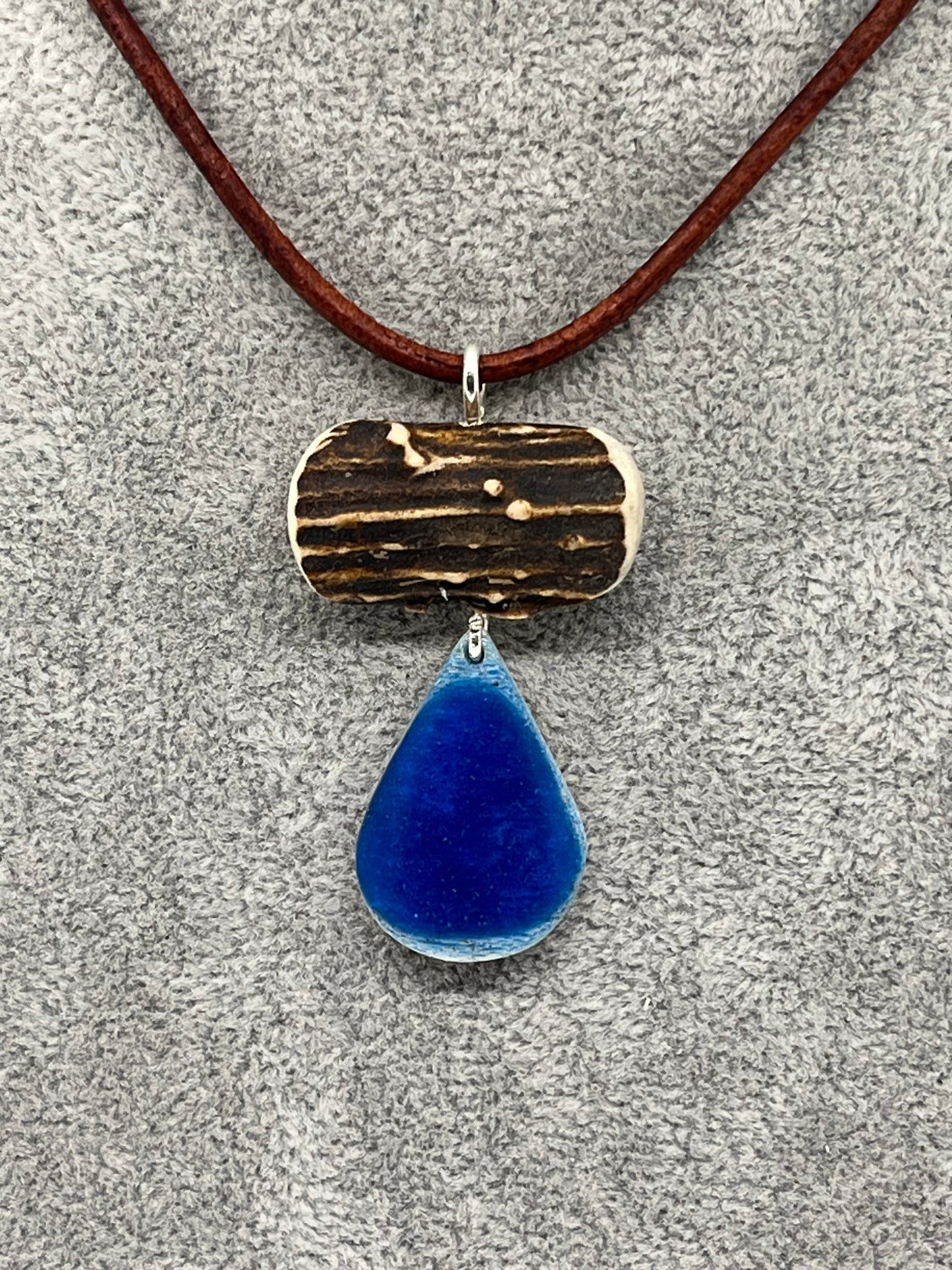 Anhänger aus Hirschhorn mit blauem Epoxidharz