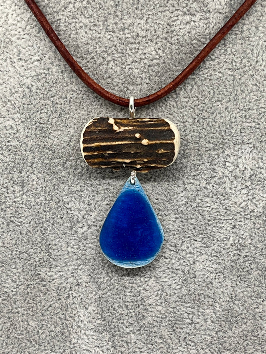 Anhänger aus Hirschhorn mit blauem Epoxidharz