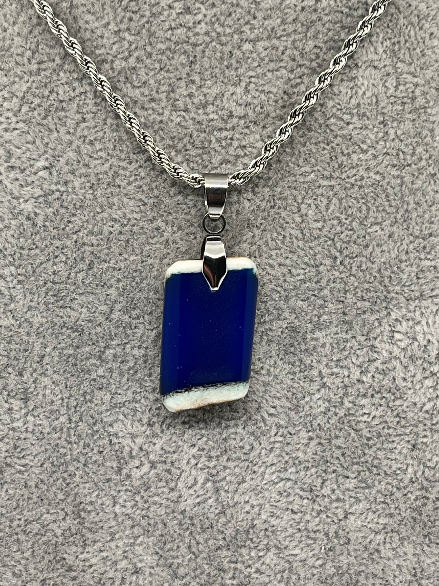 Anhänger aus Hirschhorn mit blauem Epoxidharz