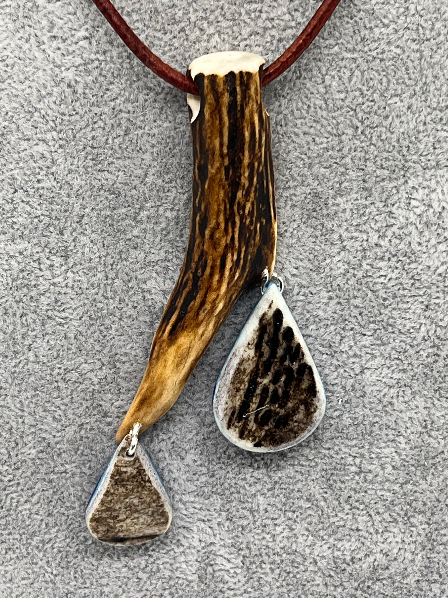 Anhänger aus Hirschhorn mit blauem Epoxidharz