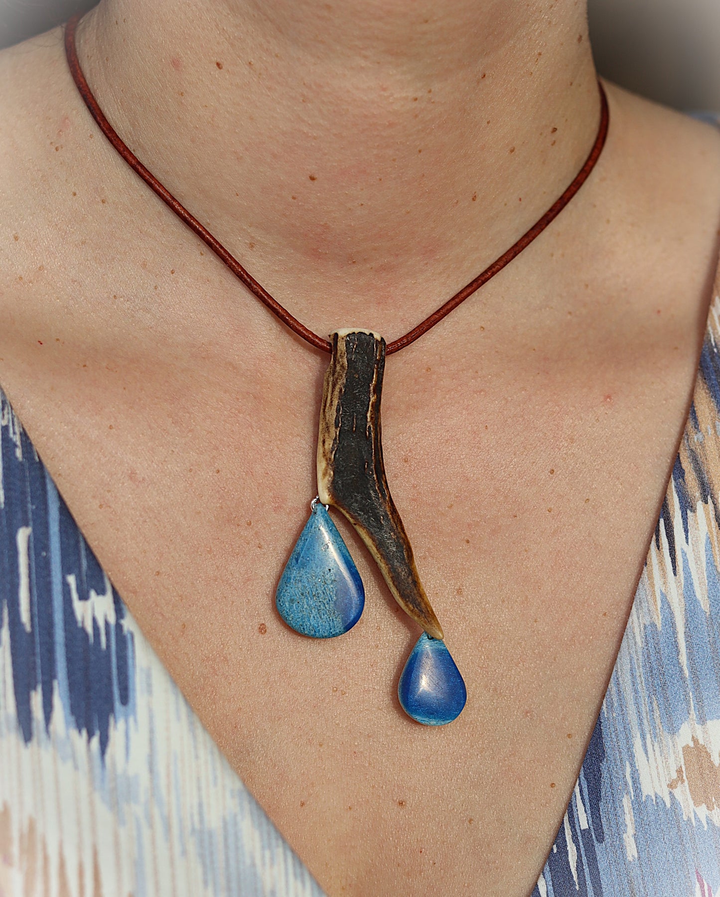 Anhänger aus Hirschhorn mit blauem Epoxidharz