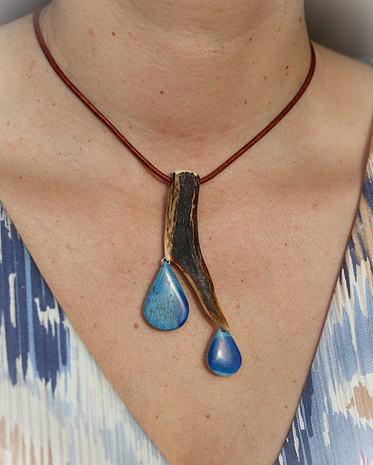 Anhänger aus Hirschhorn mit blauem Epoxidharz
