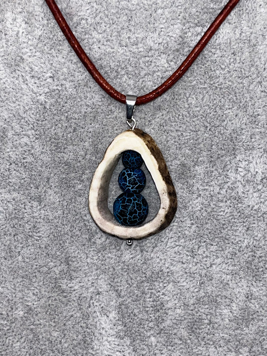 Anhänger aus Hirschhorn mit blauen Steinperlen