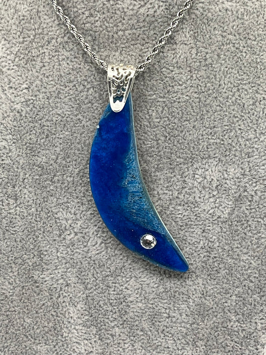 Anhänger aus Hirschhorn mit blauem Epoxidharz, Strassstein und Edelstahlfassung