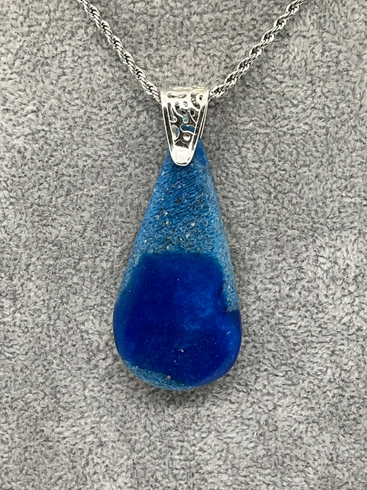 Anhänger aus Hirschhorn mit blauem Epoxidharz und Edelstahlfassung