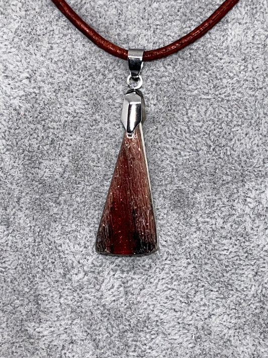 Anhänger aus Hirschhorn mit rotem Epoxidharz