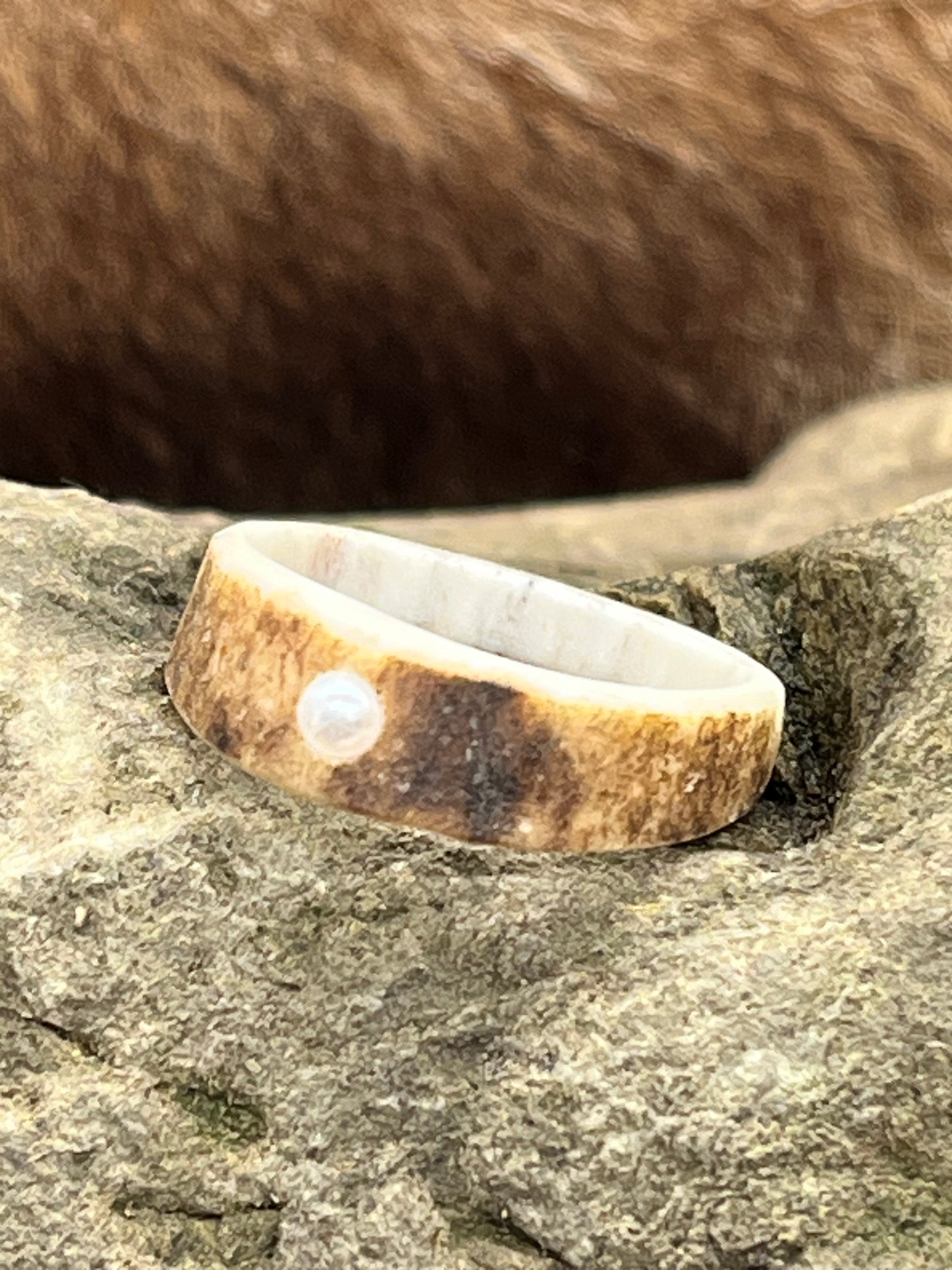 Ring aus Hirschhorn mit Kunstperle