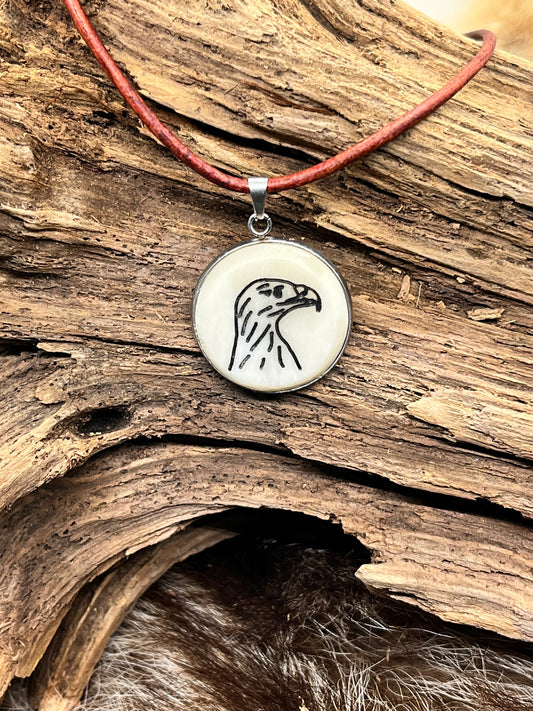 Medaillon aus Büffelbein „Adler“