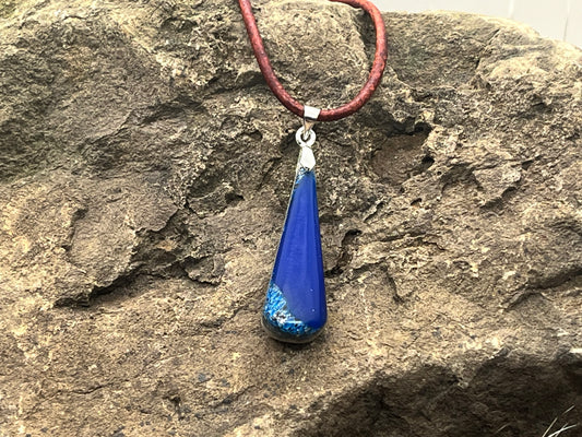 Anhänger aus Hirschhorn mit blauem Kunstharz und 925 Silber Collierschlaufe