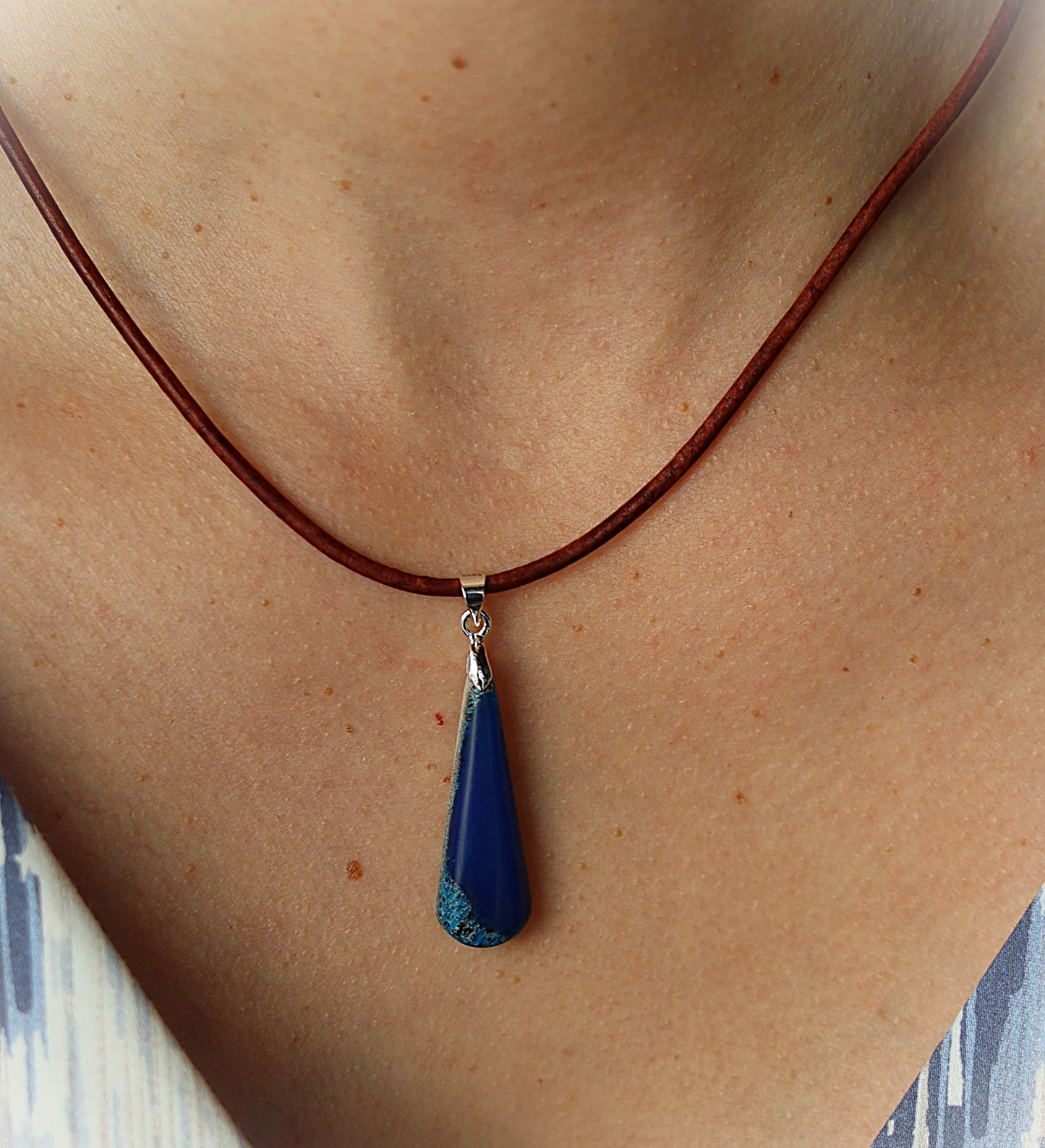 Anhänger aus Hirschhorn mit blauem Kunstharz und 925 Silber Collierschlaufe