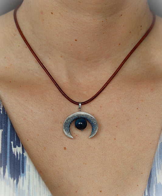 Anhänger aus blauem Hirschhorn mit Kunstharz und blauem Tigerauge