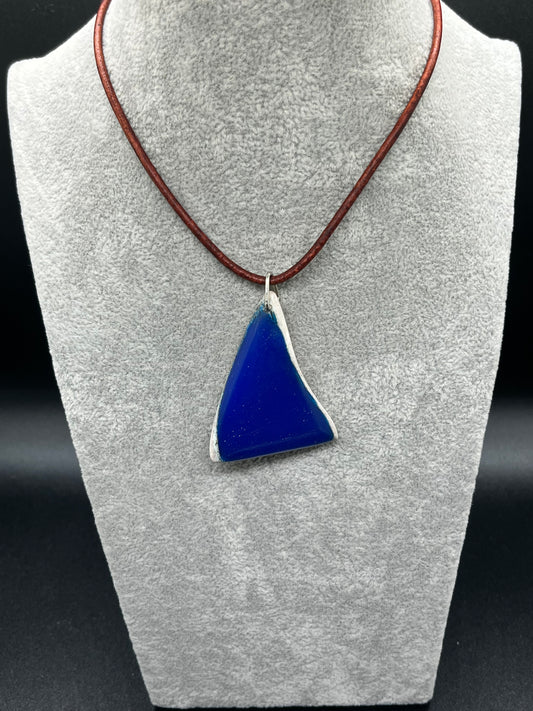 Anhänger aus blauem Hirschhorn mit Kunstharz