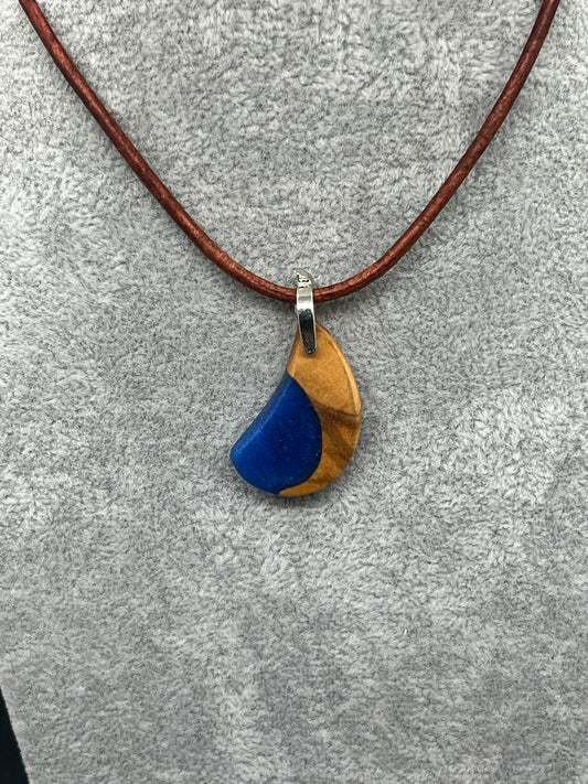 Anhänger aus Olivenholz mit blauem Kunstharz