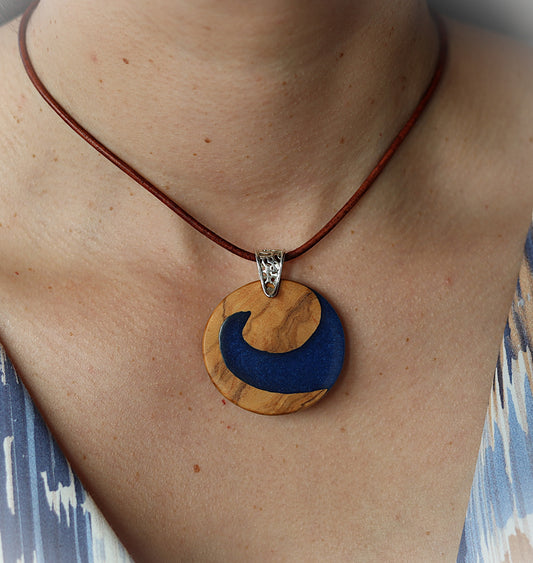 Anhänger aus Olivenholz mit blauem Kunstharz