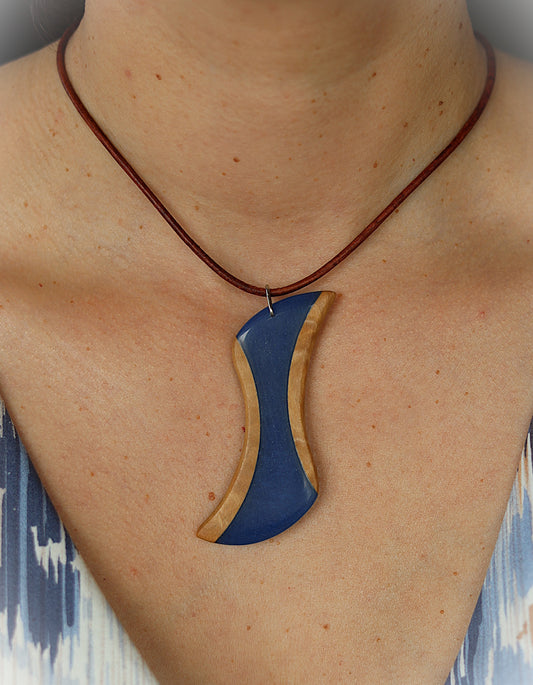 Anhänger aus Olivenholz mit blauem Kunstharz
