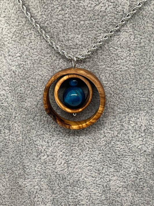Anhänger aus Olivenholz mit blauen Tigeraugen