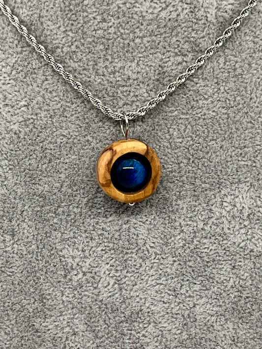 Anhänger aus Olivenholz mit blauen Tigerauge