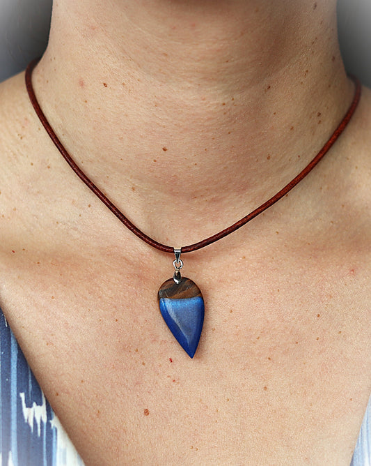 Anhänger aus Olivenholz mit blauem Kunstharz