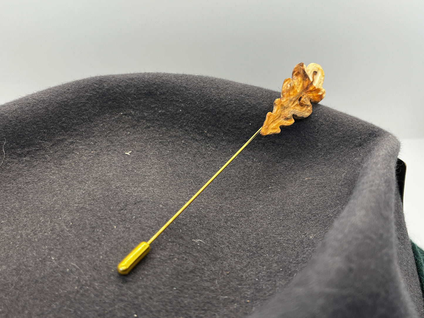 Anstecknadel aus Eibenholz, Eichenlaub