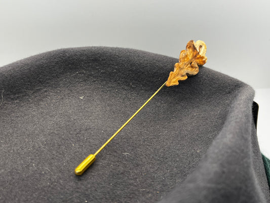 Anstecknadel aus Eibenholz, Eichenlaub