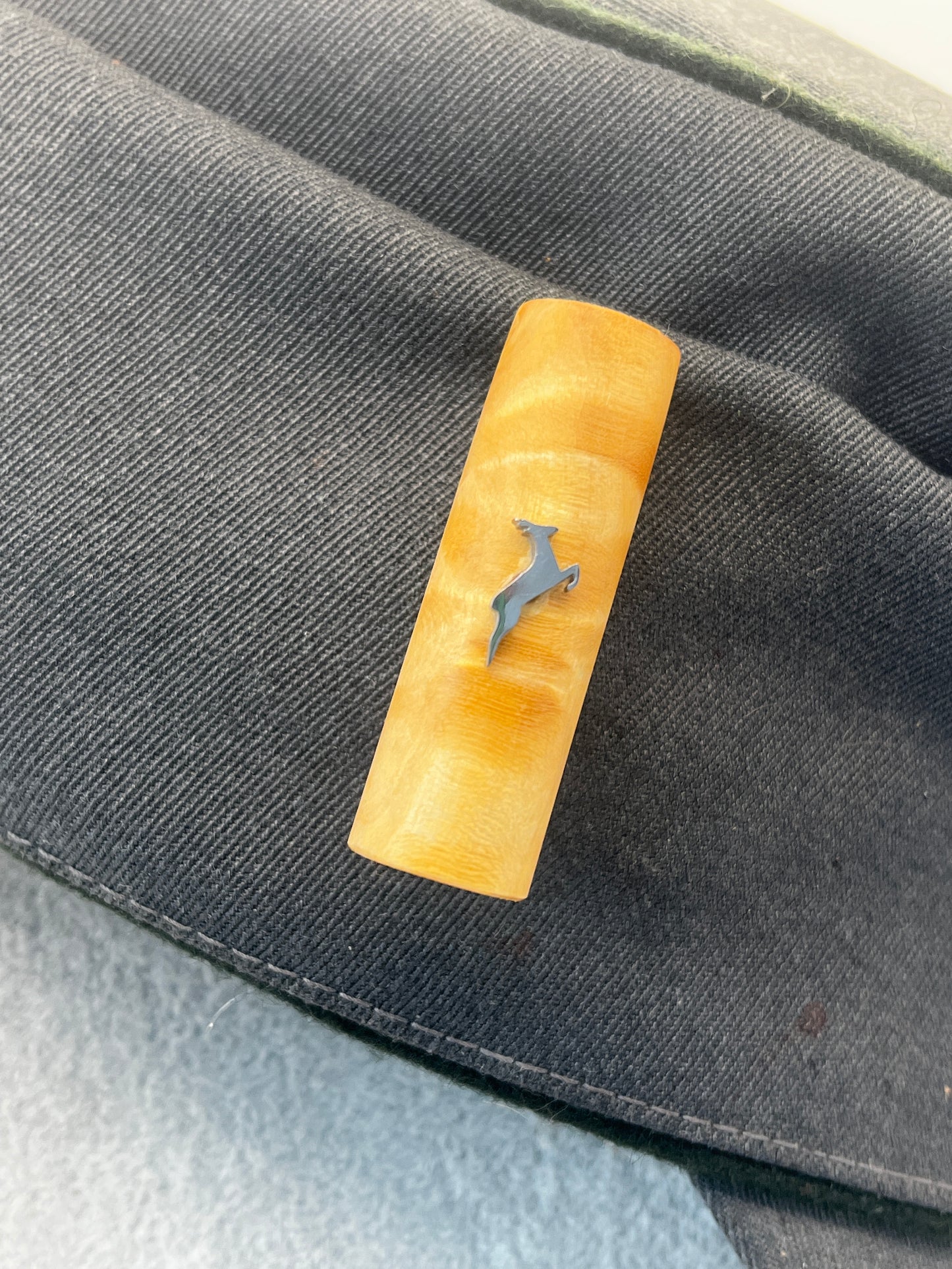Bruchhalter aus buntem Esche-Ahorn mit Rehbock aus Edelstahl