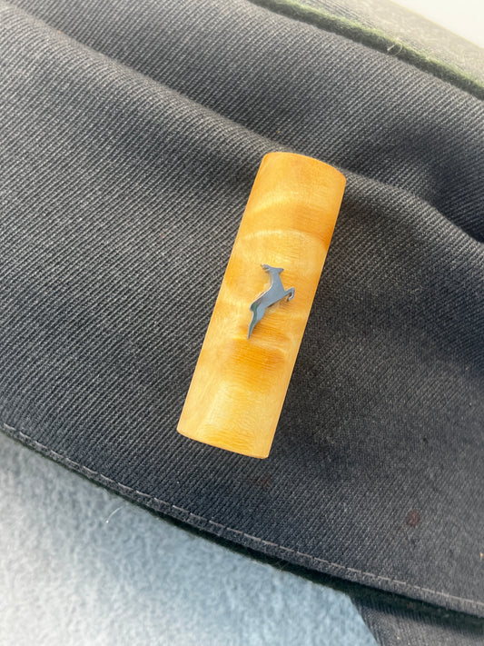 Bruchhalter aus buntem Esche-Ahorn mit Rehbock aus Edelstahl