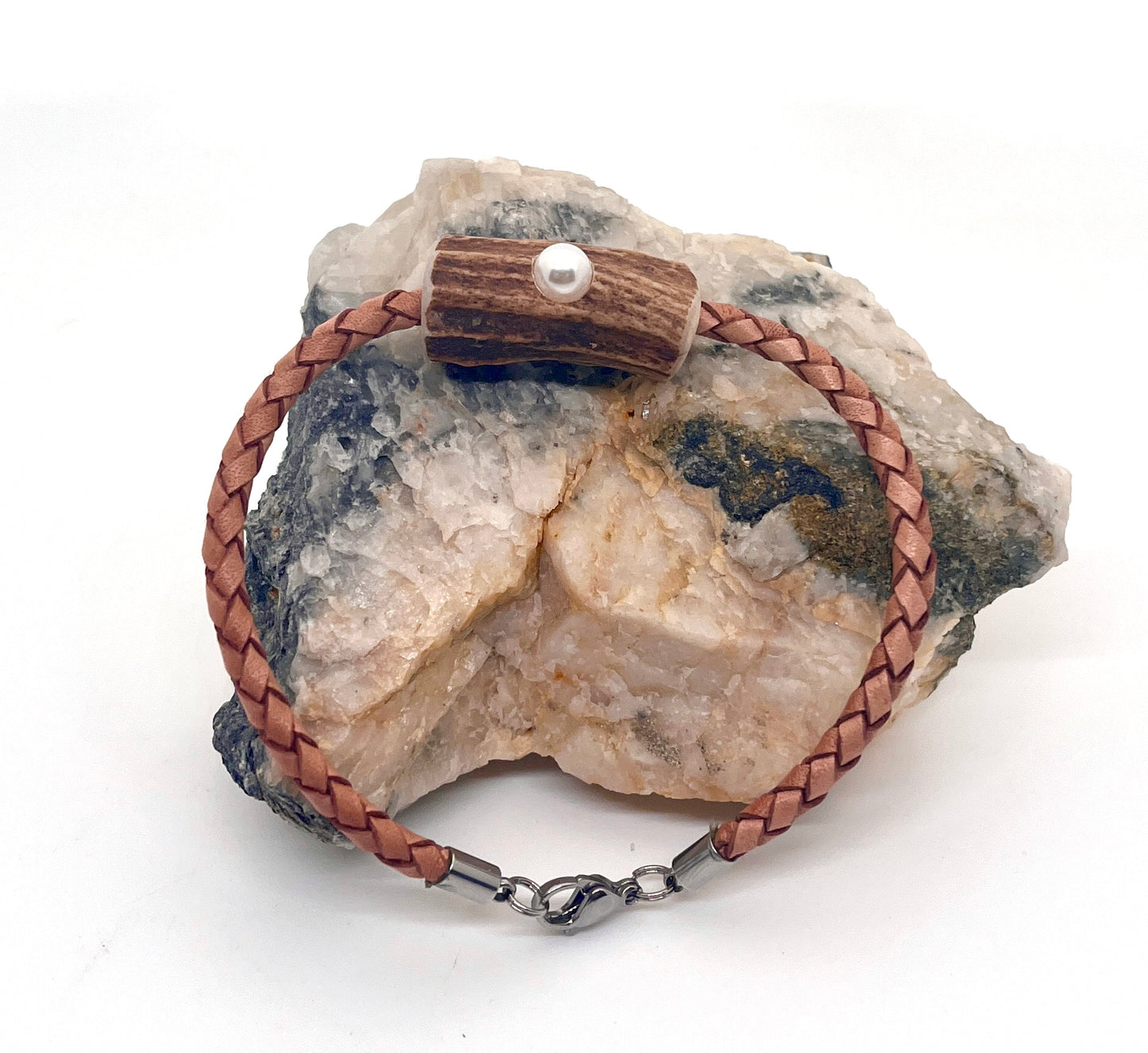 Armband aus Hirschhorn und Leder mit Kunstperle