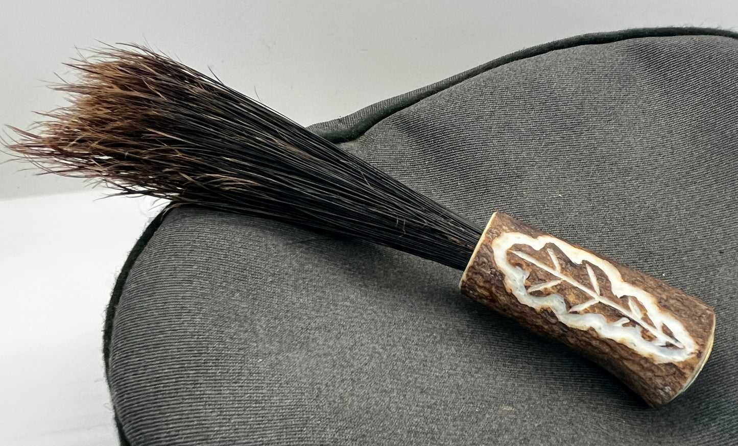 Hutschmuck aus Saubart und Hirschhornfassung mit Hülsenboden