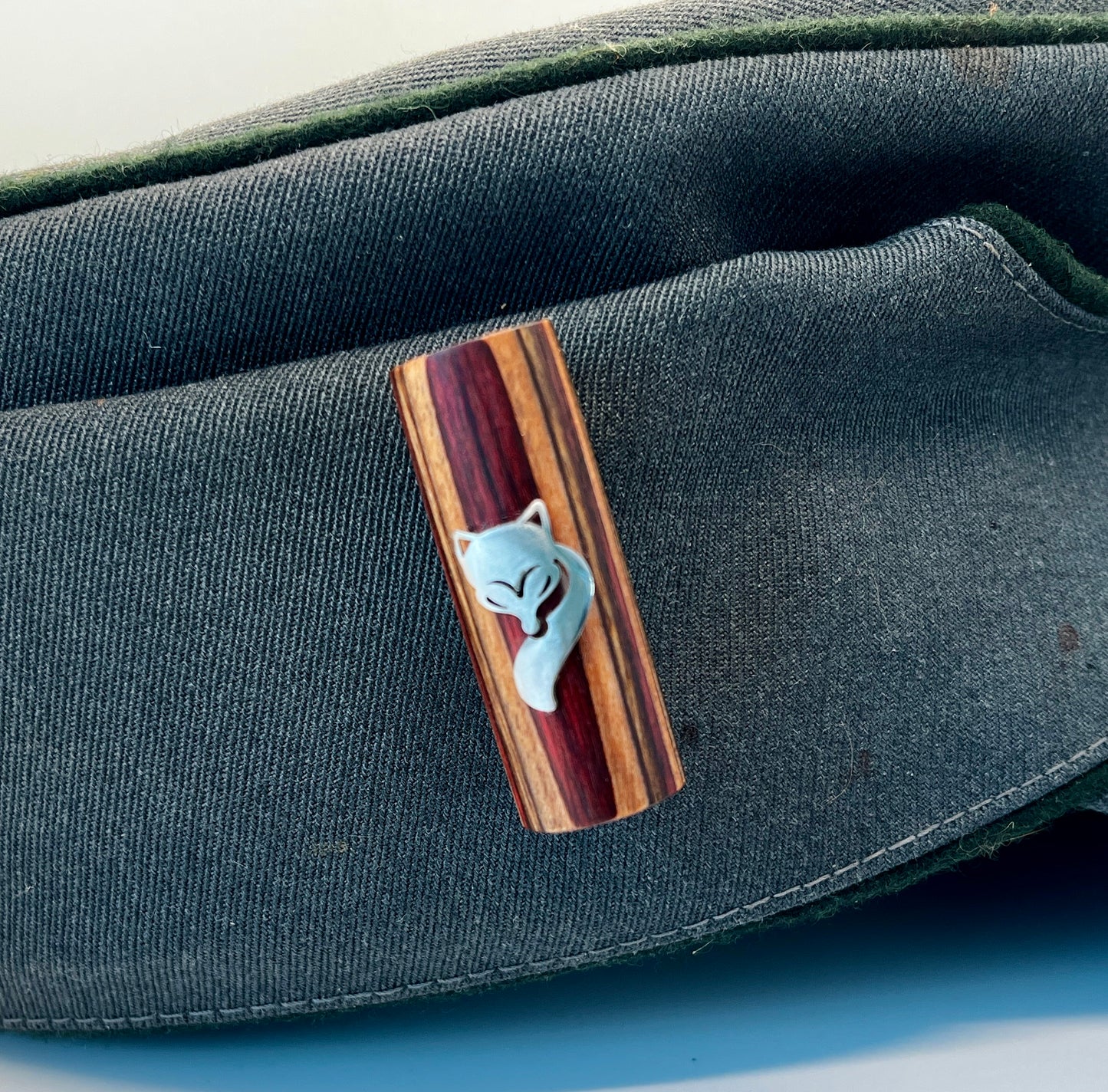 Bruchhalter aus buntem Schichtholz mit Fuchs aus Edelstahl