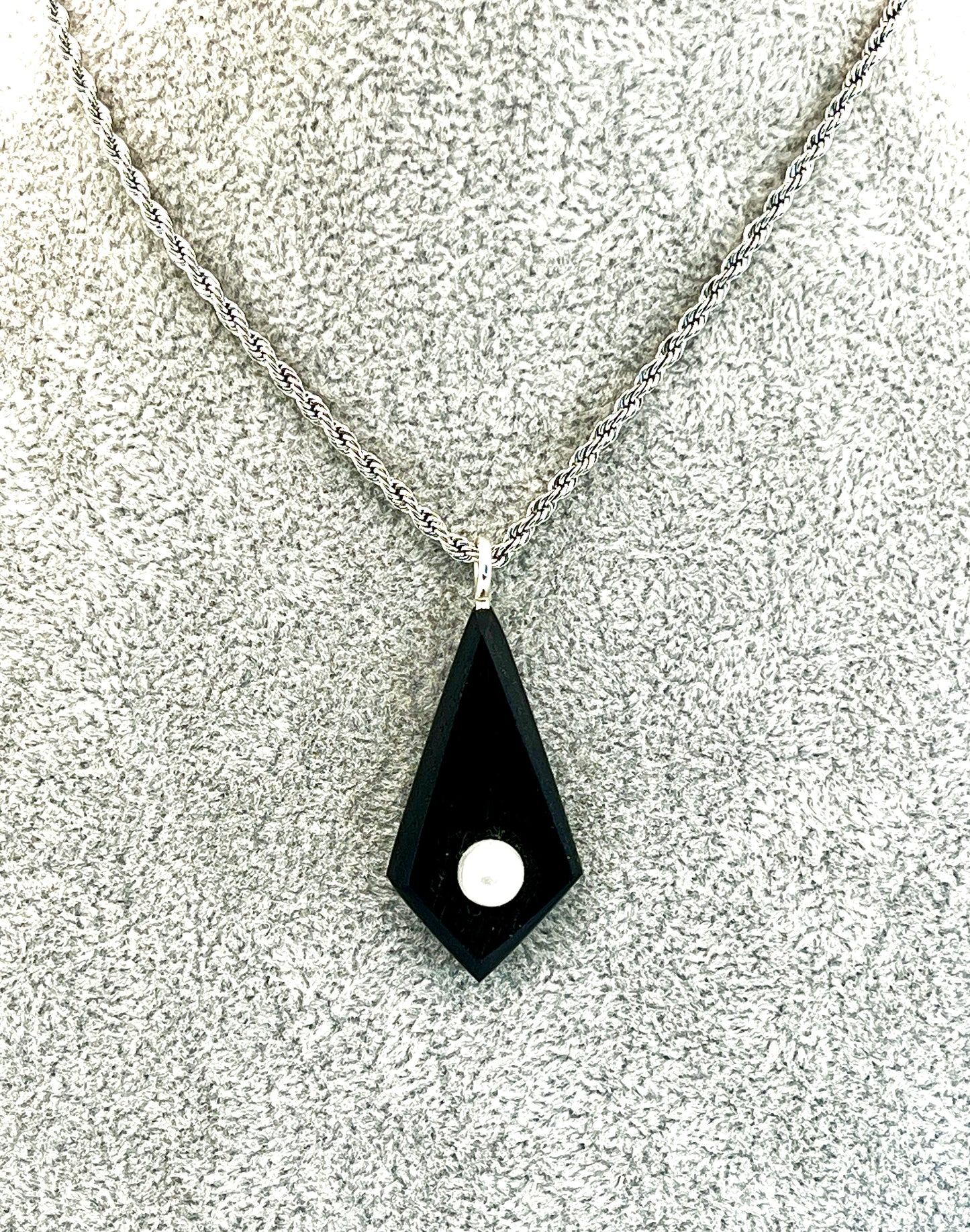 Anhänger aus Ebenholz mit Kunstperle