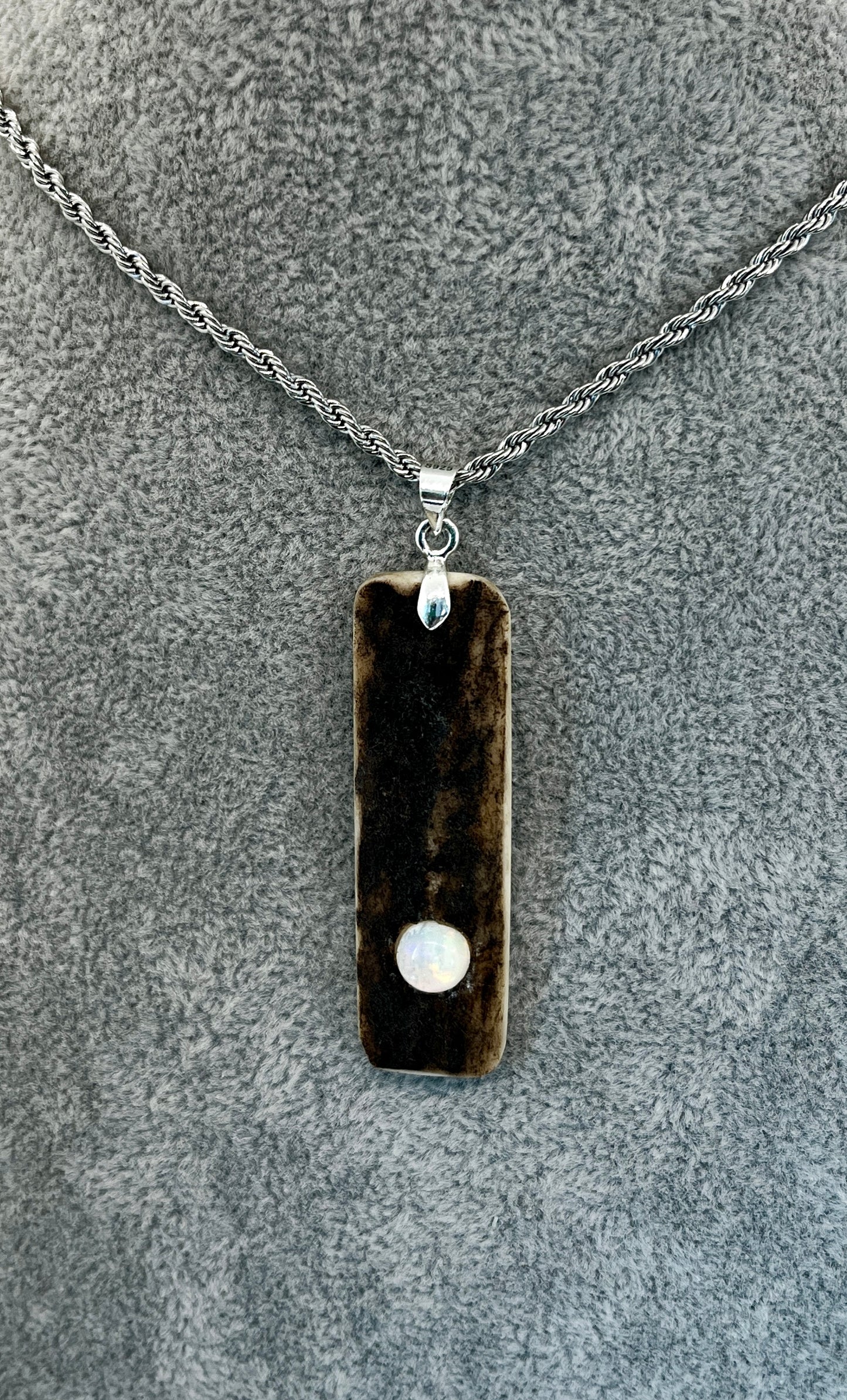 Anhänger aus Hirschhorn mit Perle (gläsernes Opalimitat)
