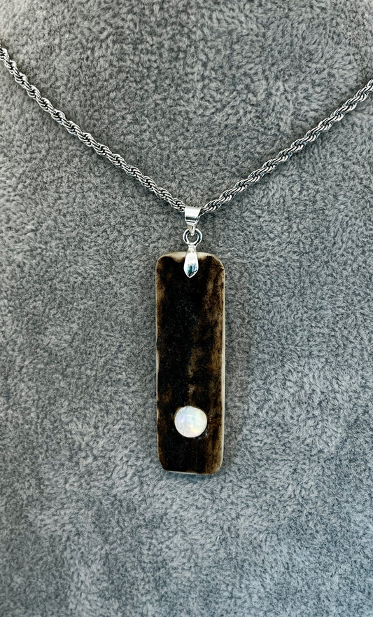 Anhänger aus Hirschhorn mit Perle (gläsernes Opalimitat)