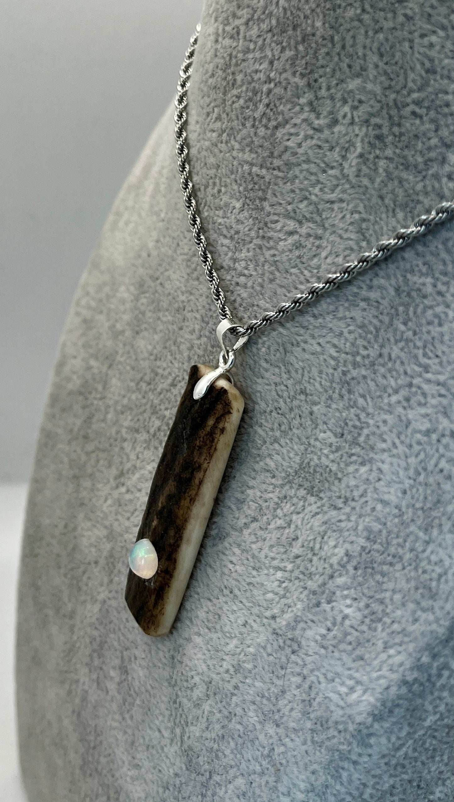 Anhänger aus Hirschhorn mit Perle (gläsernes Opalimitat)