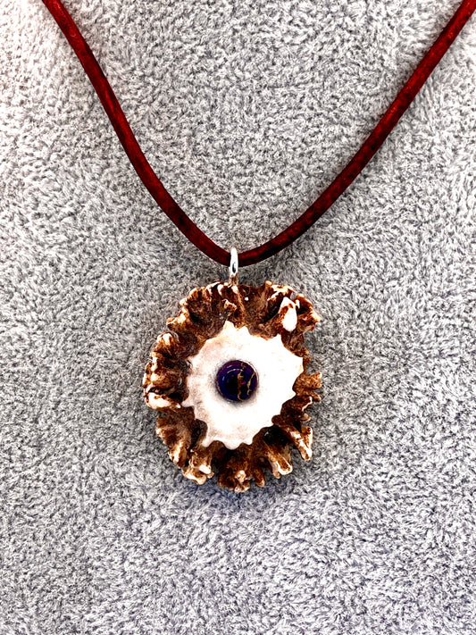 Anhänger aus Rehbockrose mit eingelassenem lila Kupfertürkis