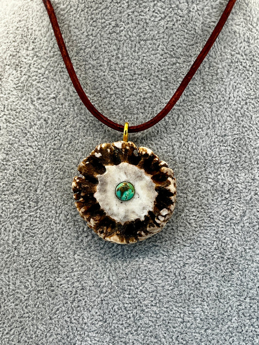 Anhänger aus Rehbockrose mit eingelassenem grünen Kupfertürkis