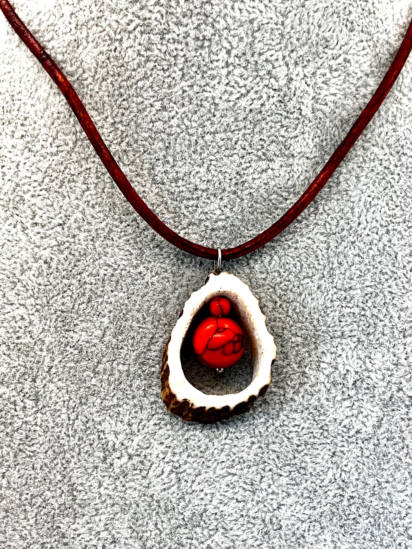 Anhänger aus Hirschhorn mit roten Steinperlen