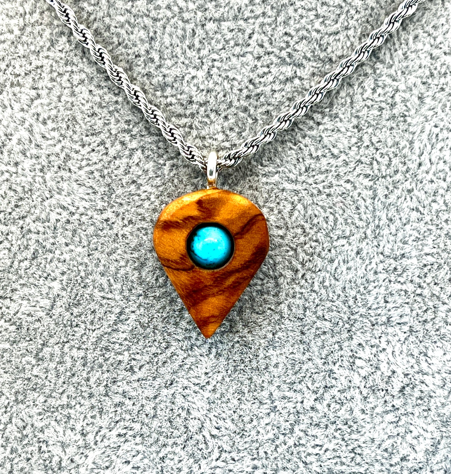 Anhänger aus Olivenholz mit Türkisperle