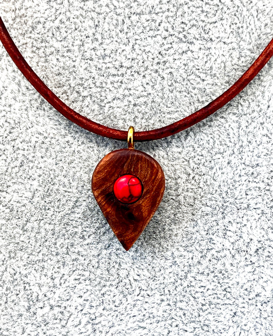 Anhänger aus Königsholz mit roter Steinperle