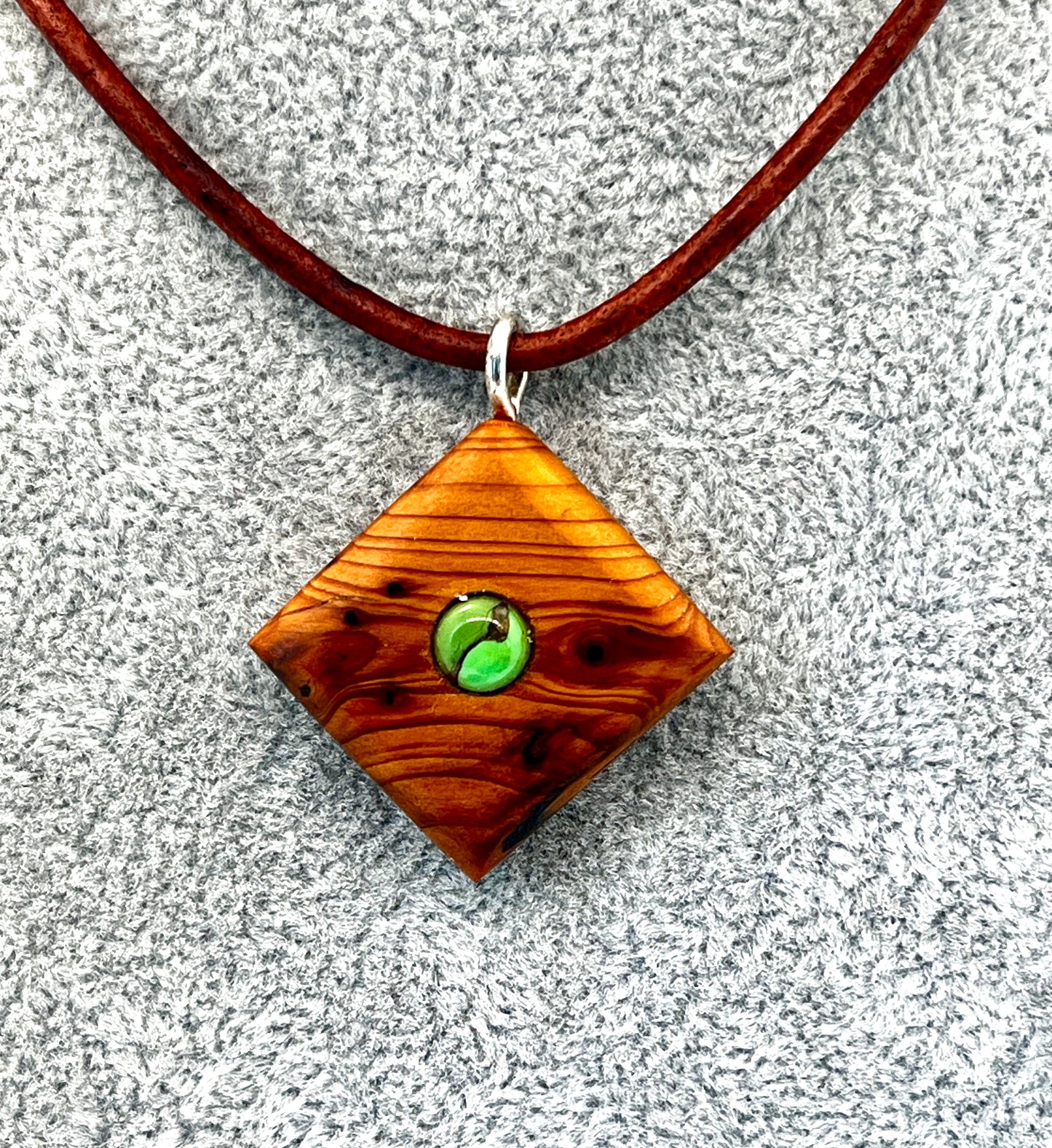 Anhänger aus Eibenholz mit grünem Kupfertürkis