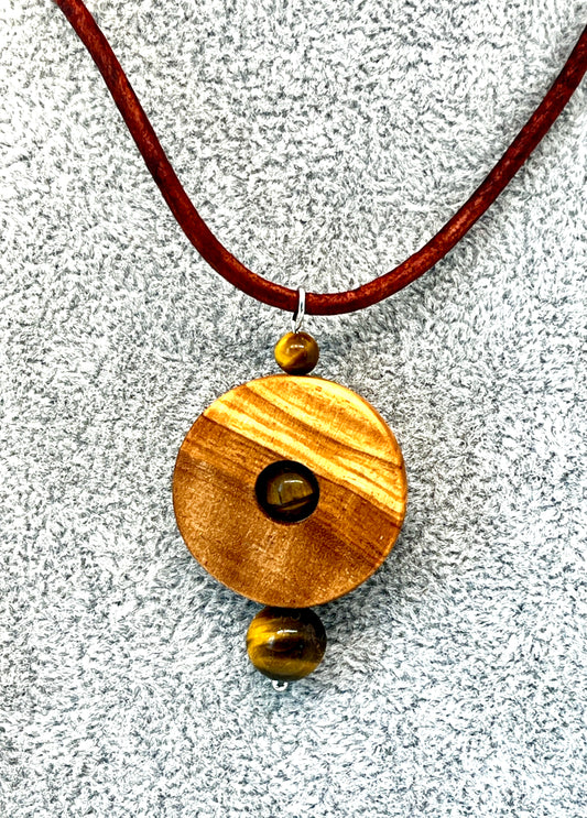 Anhänger aus Olivenholz mit drei braunen Tigeraugen